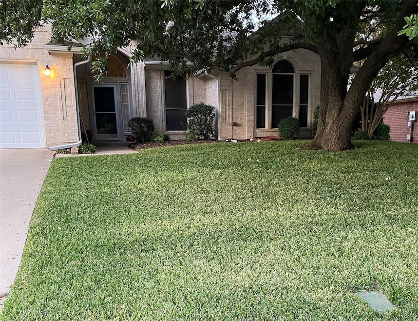 720 Bent Tree Ct, Hurst, TX 76054 - photo 1