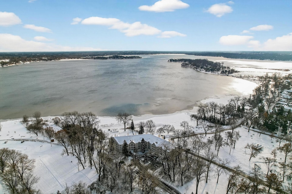 5009 Lake Ave unit 201, White Bear Lake, MN 55110 - photo 1