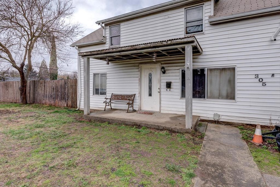 305 Mazama St, Central Point, OR 97502 - photo 1