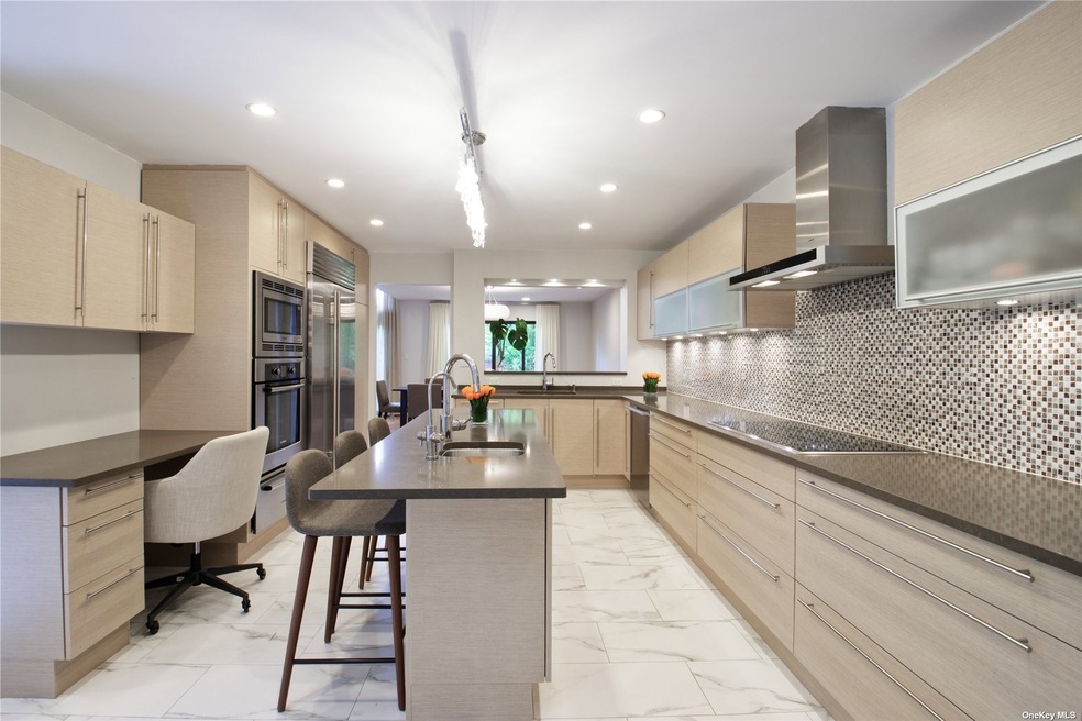 153 Darters Ln, Manhasset, NY 11030 - photo 1