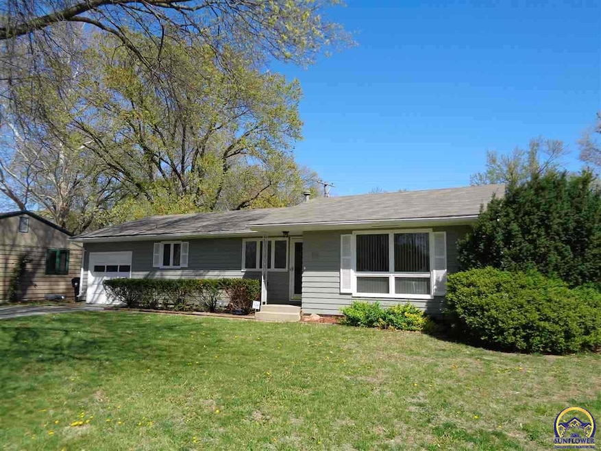 3916 SW Shunga Dr, Topeka, KS 66614 - photo 1