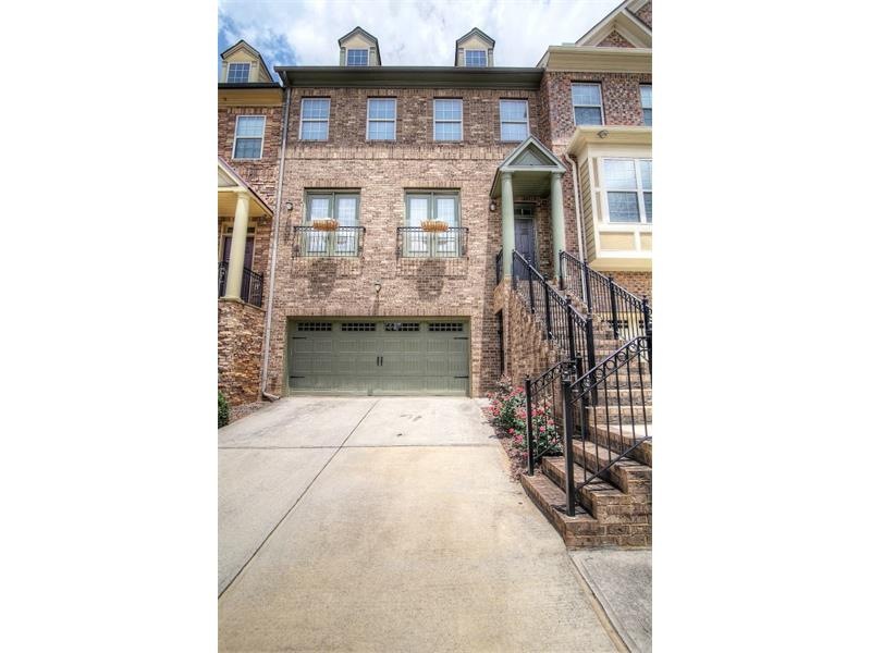 Lovely townhome within walking distance to Avalon!