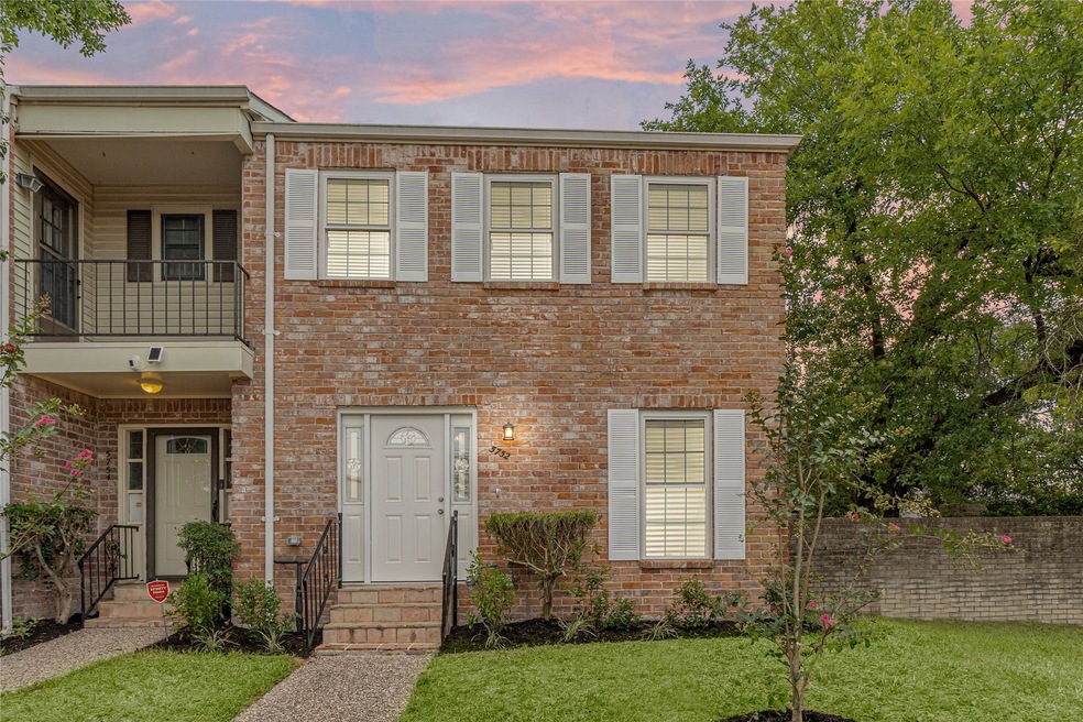 5752 Maple Hill Dr, Houston, TX 77088 - photo 1