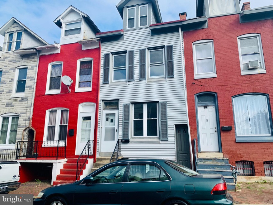 909 Moss St, Reading, PA 19604 - photo 1