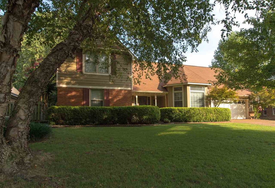 Beautiful home in a cove, off Walnut Grove Lake: s