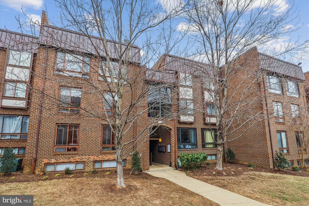 122 Roberts Ln unit 300, Alexandria, VA 22314 - photo 1