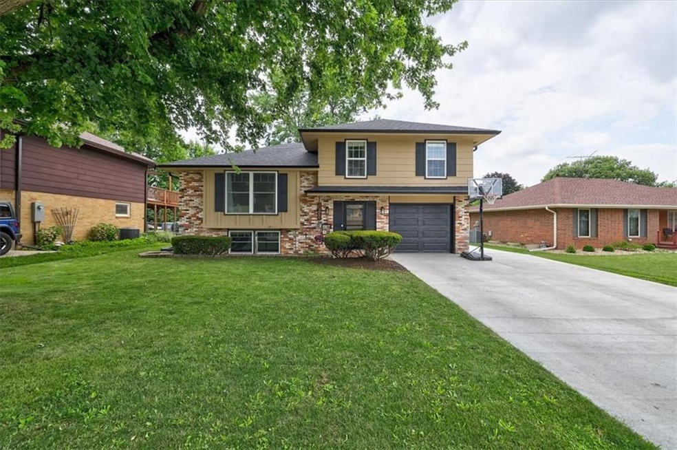 1433 N 7th Ave E, Newton, IA 50208 - photo 1