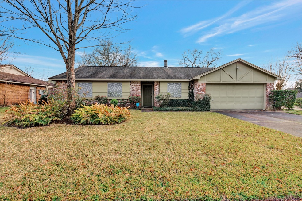 8402 Garden Parks Dr, Houston, TX 77075 - photo 1