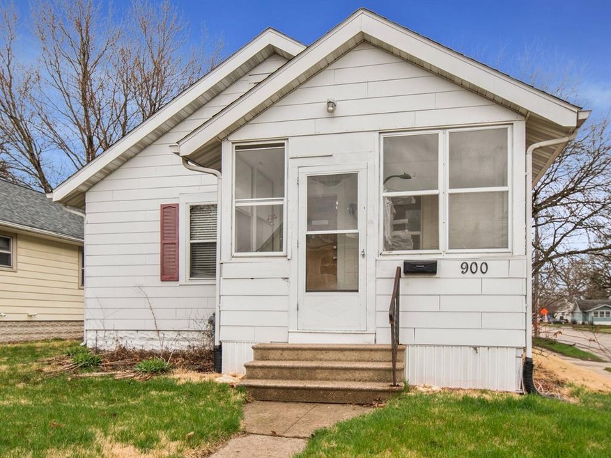 900 Center Point Rd NE, Cedar Rapids, IA 52402 - photo 1