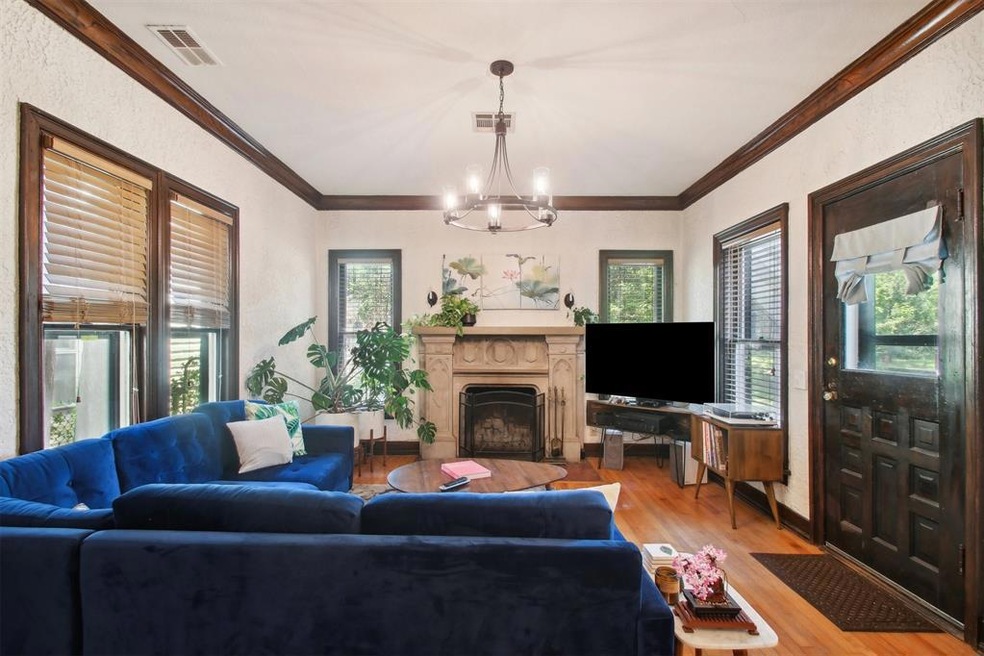 Living room featuring an inviting chandelier, orna
