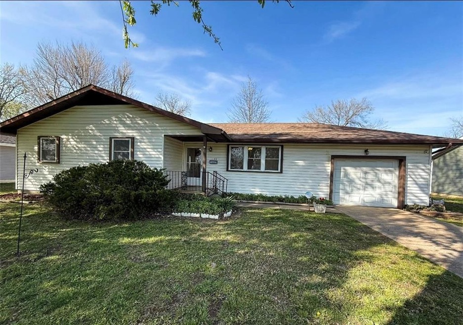 1123 Sunset Cir, Columbus, KS 66725 - photo 1