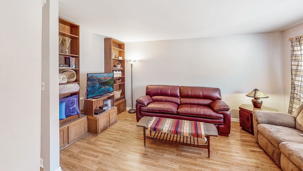 835 Richard St unit B, Aurora, IL 60506 - photo 1