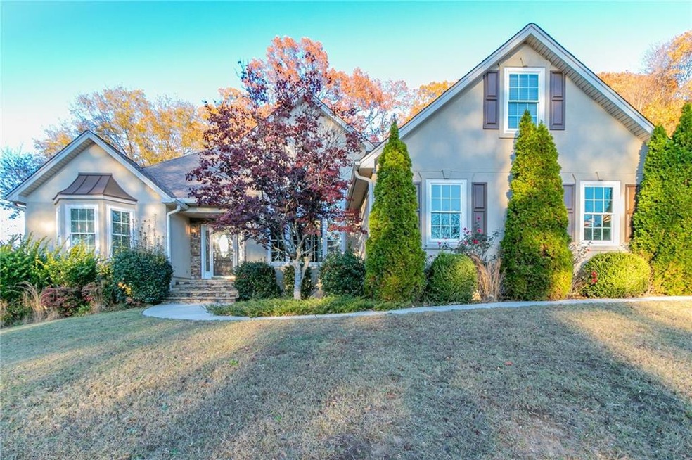View of front facade featuring a front lawn