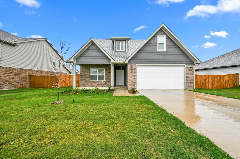 813 Feather Edge Dr, Springtown, TX 76082 - photo 1