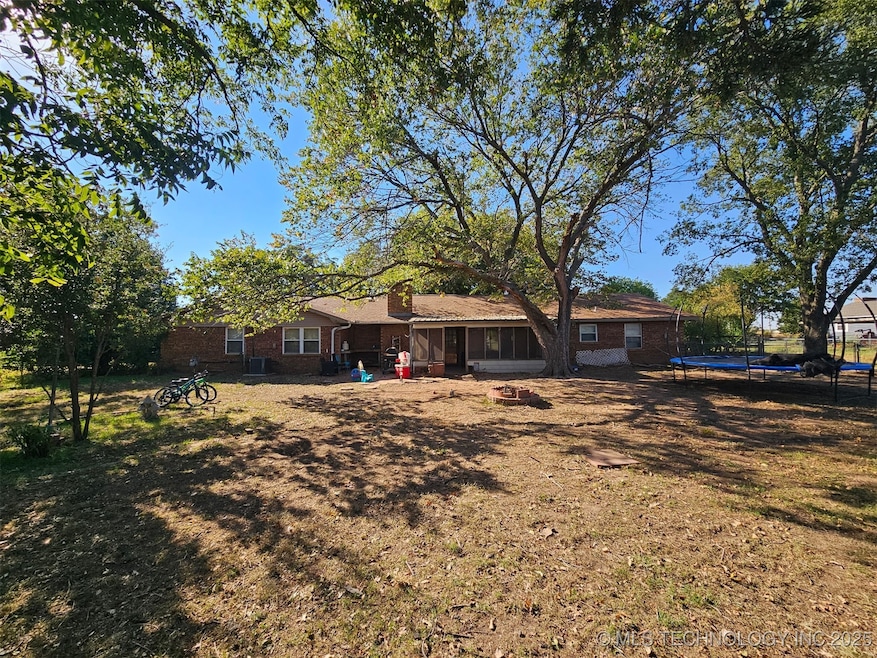 619 E South Boundary St, Walters, OK 73572 - photo 1