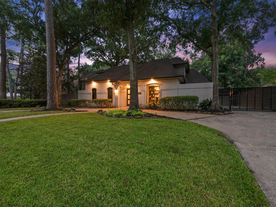 10111 Cedar Creek Dr, Houston, TX 77042 - photo 1