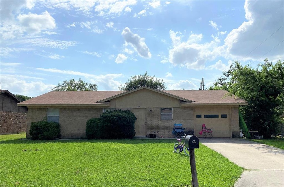 1405 Noel Dr, Gainesville, TX 76240 - photo 1