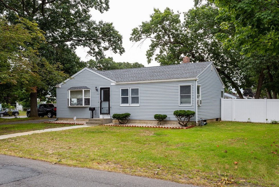 675 Pendleton Ave, Chicopee, MA 01020 - photo 1