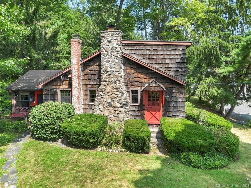 Charming Cape Cod home located steps away from Lak