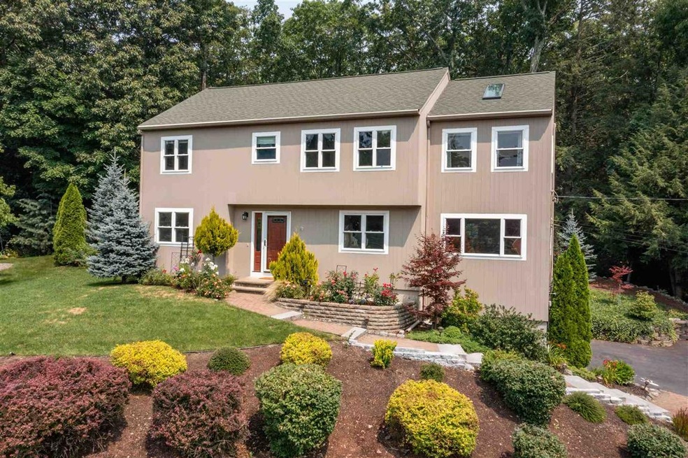 27 Durham St, Nashua, NH 03063 - photo 1