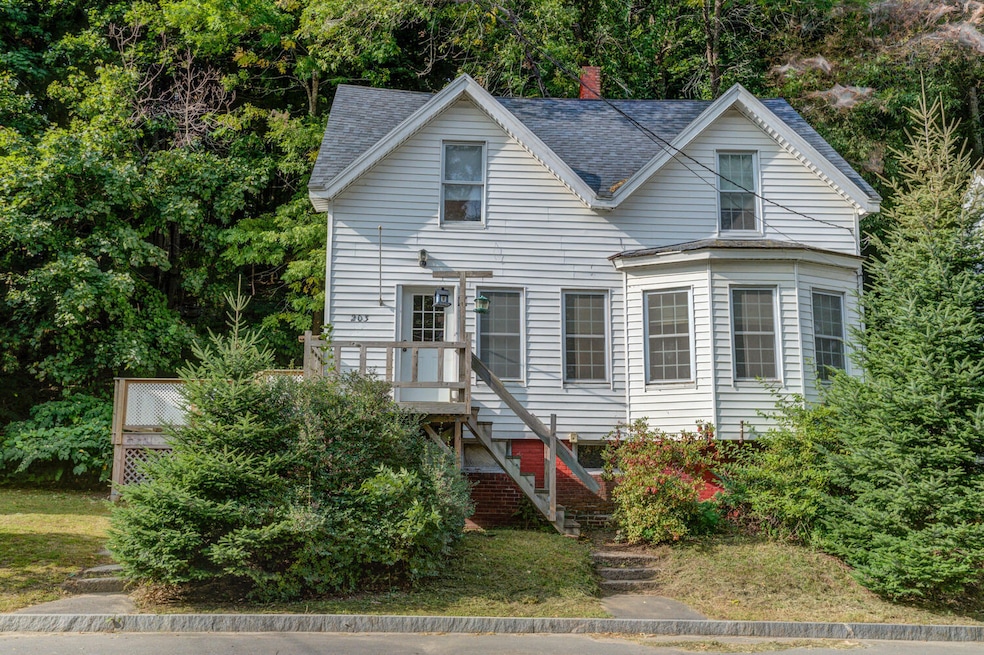 203 Riverside Dr Auburn ME-large-001-001