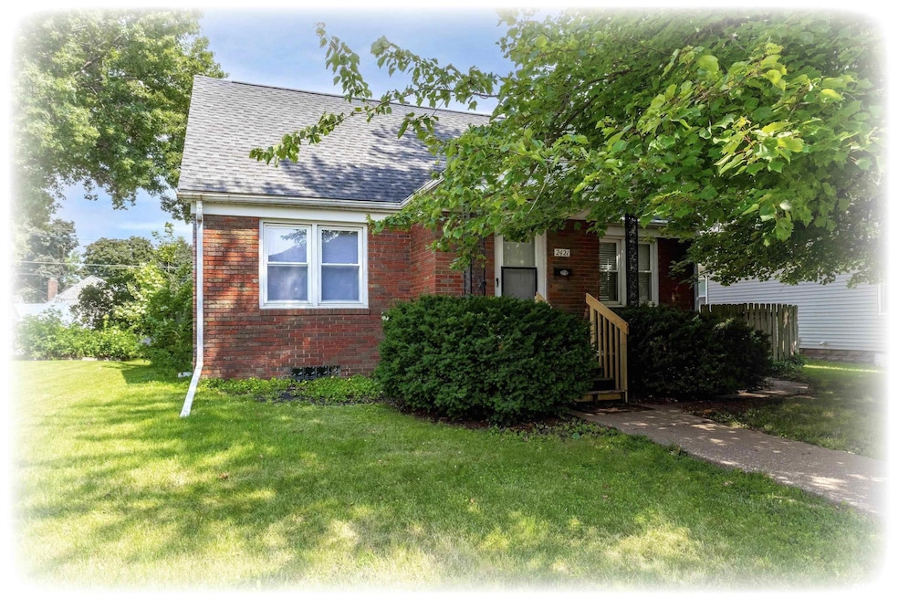 2421 N Howell St, Davenport, IA 52804 - photo 1