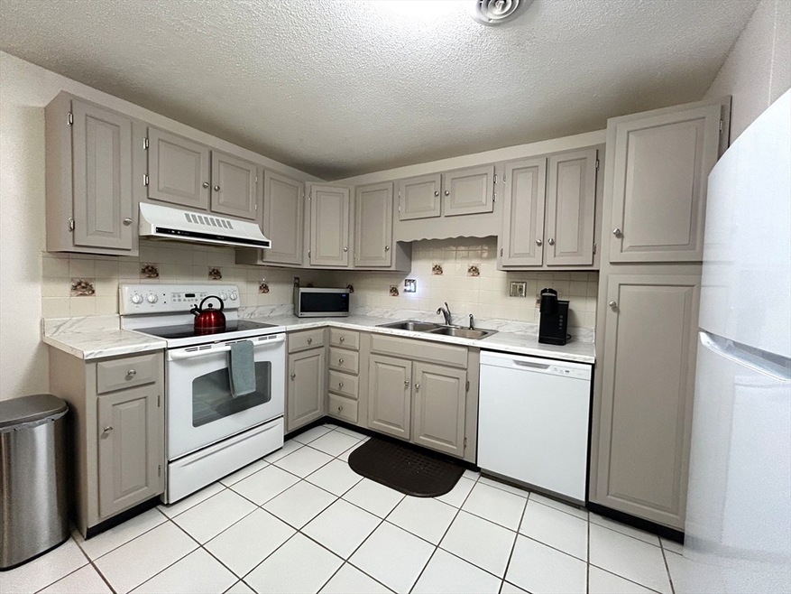 15 Thompson Dr unit 12, Randolph, MA 02368 - photo 1