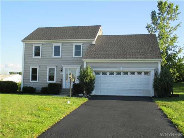 7158 Marigold Dr, North Tonawanda, NY 14120 - photo 1