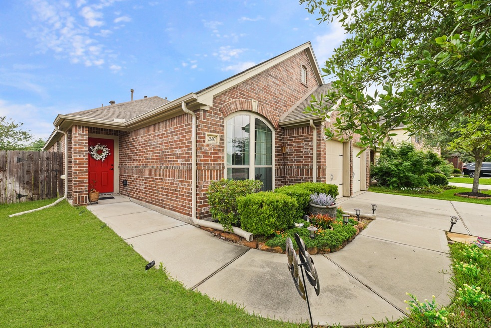 2607 Imperial Crossing Dr, Conroe, TX 77385 - photo 1