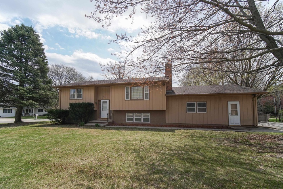 2122 W 3rd St, Cedar Falls, IA 50613 - photo 1