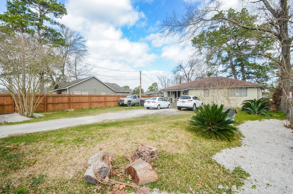 6607 Weaver Rd, Houston, TX 77028 - photo 1