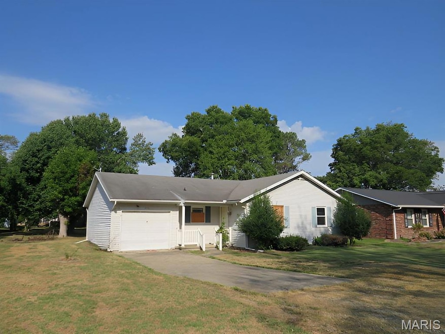 611 23rd St, Carlyle, IL 62231 - photo 1