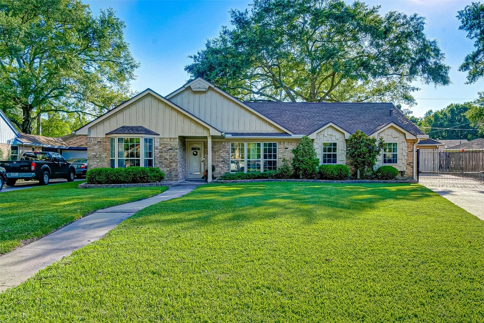 5307 Winding Way Dr, Houston, TX 77091 - photo 1