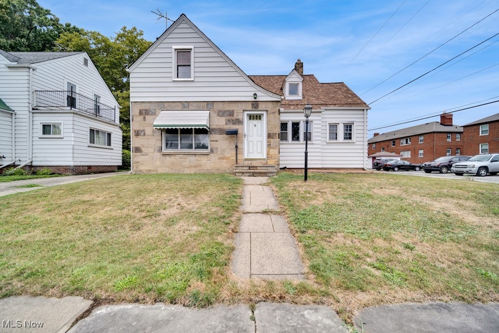 View of front facade featuring a front lawn