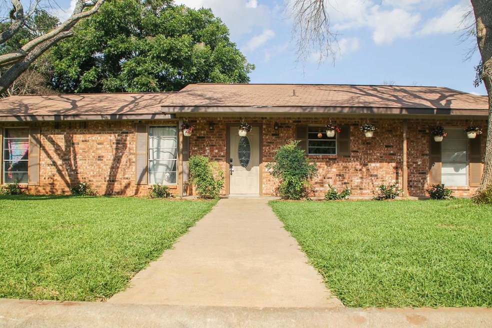 108 Crestwood Dr, Fredericksburg, TX 78624 - photo 1