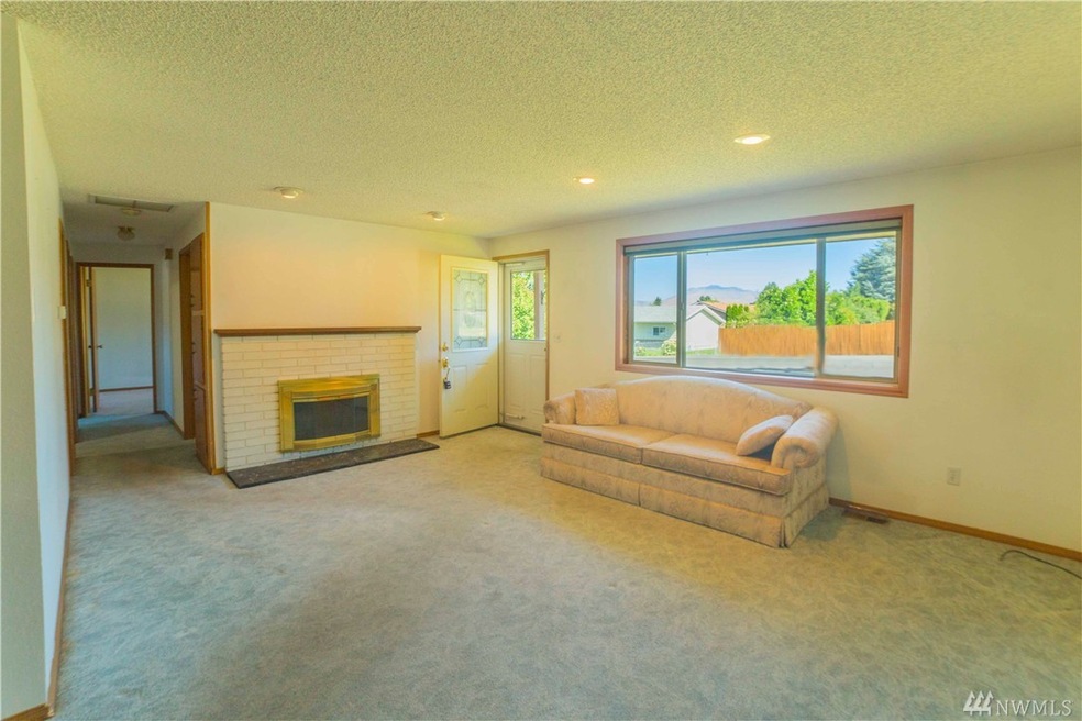 1106 9th St NE, East Wenatchee, WA 98802 - photo 1