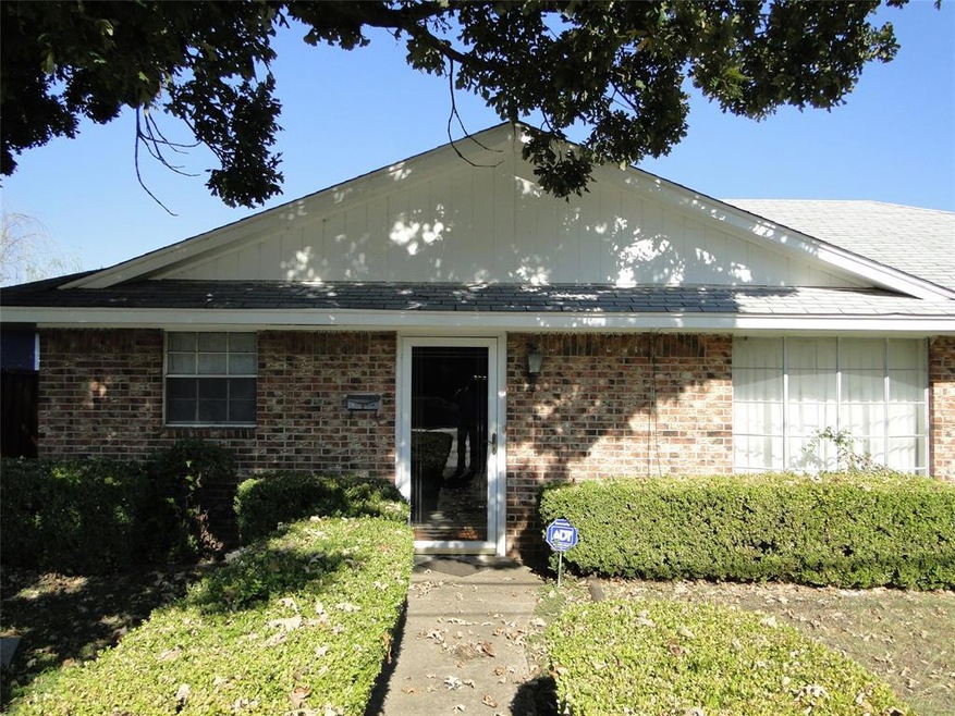1308 N Kaufman St, Ennis, TX 75119 - photo 1