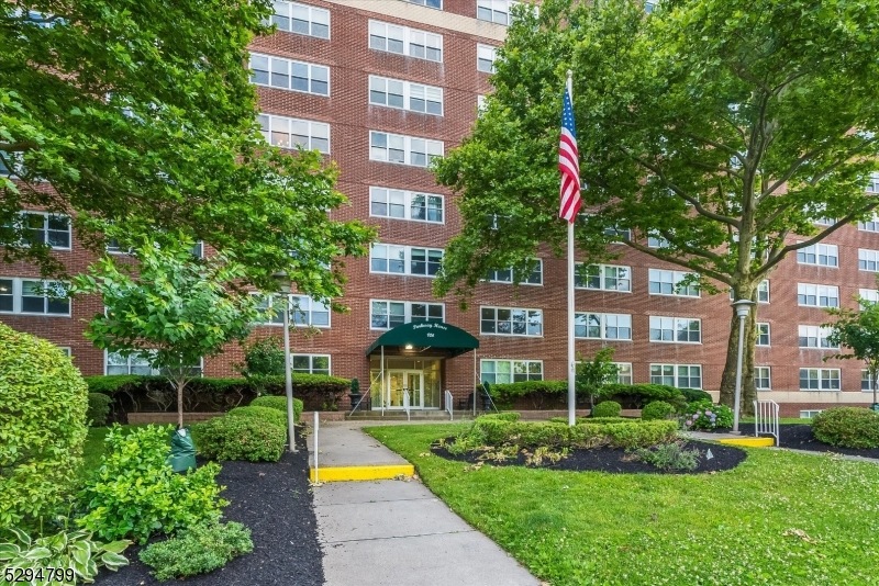 Parkway House unit 2M, Glen Ridge, NJ 07028 - photo 1