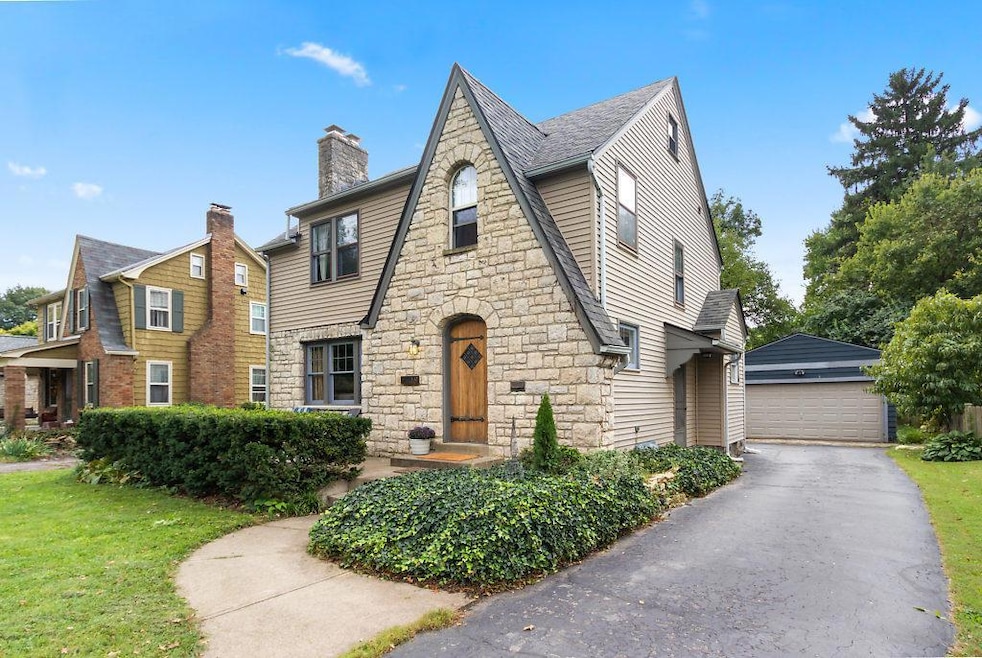 Stone-front w/walk-up 3rd floor.