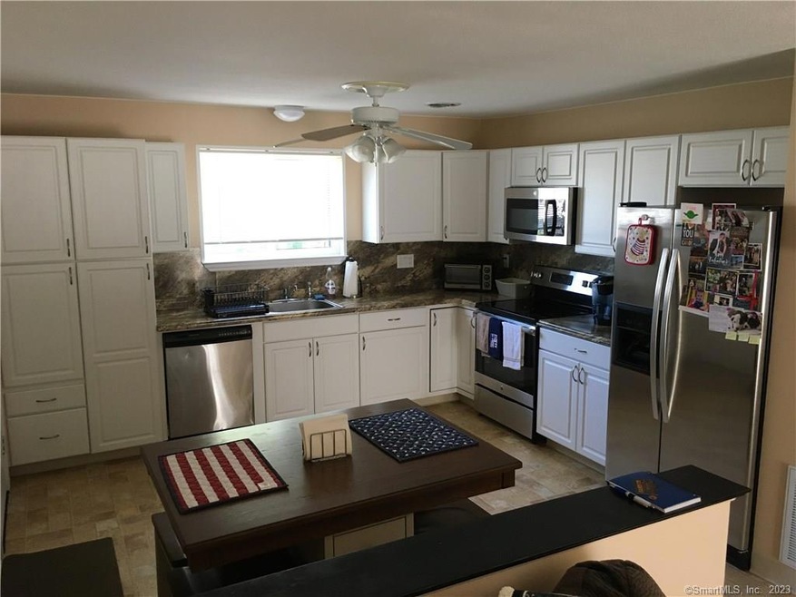 260 Richard St unit 4, Newington, CT 06111 - photo 1