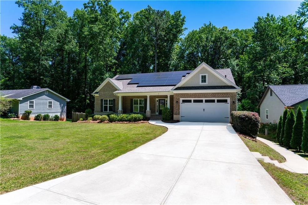 Craftsman house featuring a front lawn and solar p