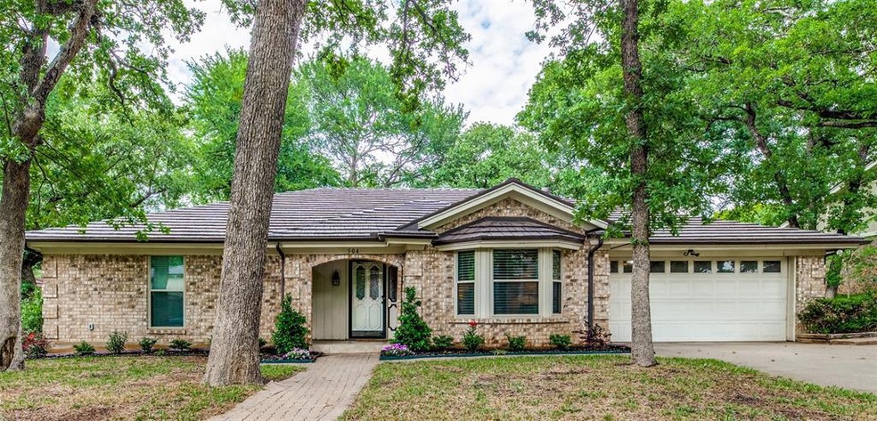 504 Stonehenge Dr, Hurst, TX 76054 - photo 1