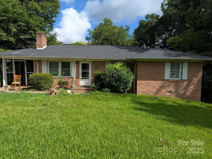 304 E Barr St, Lancaster, SC 29720 - photo 1