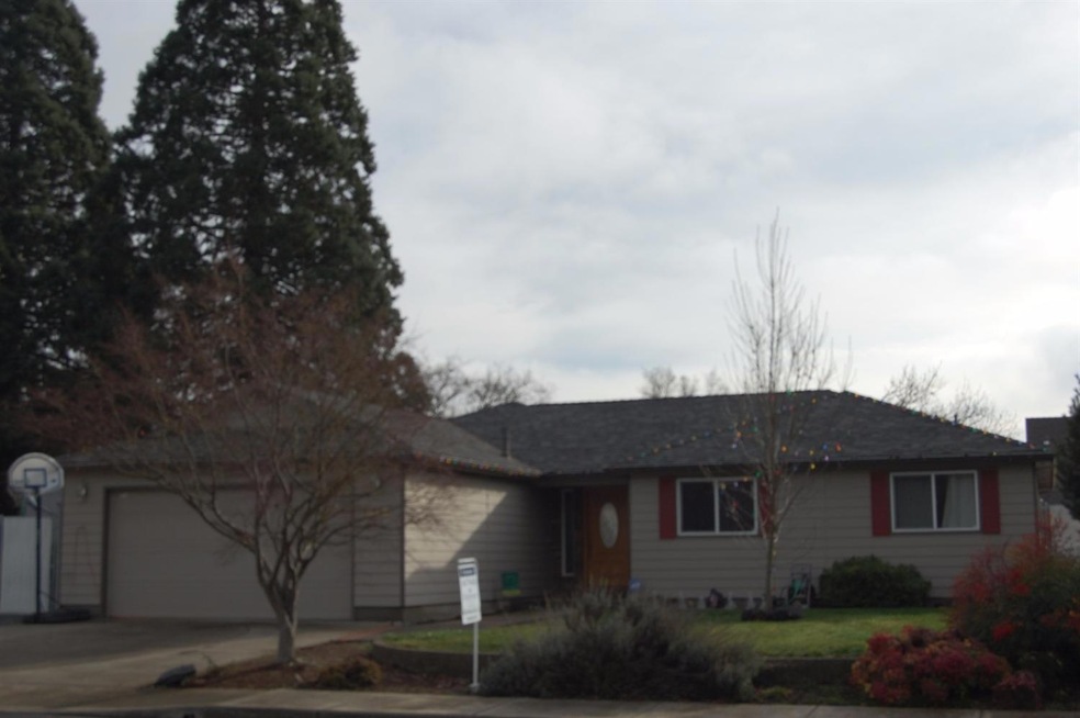 842 Forest Glen Dr, Central Point, OR 97502 - photo 1