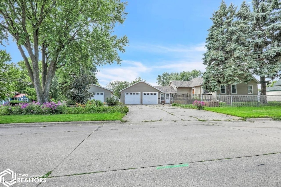 1119 S 5th Ave E, Newton, IA 50208 - photo 1