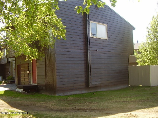 End unit with yard access