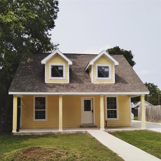 319 Ritchey St, Gainesville, TX 76240 - photo 1