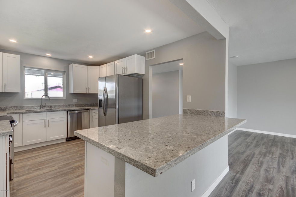 301 W Juniper St-14