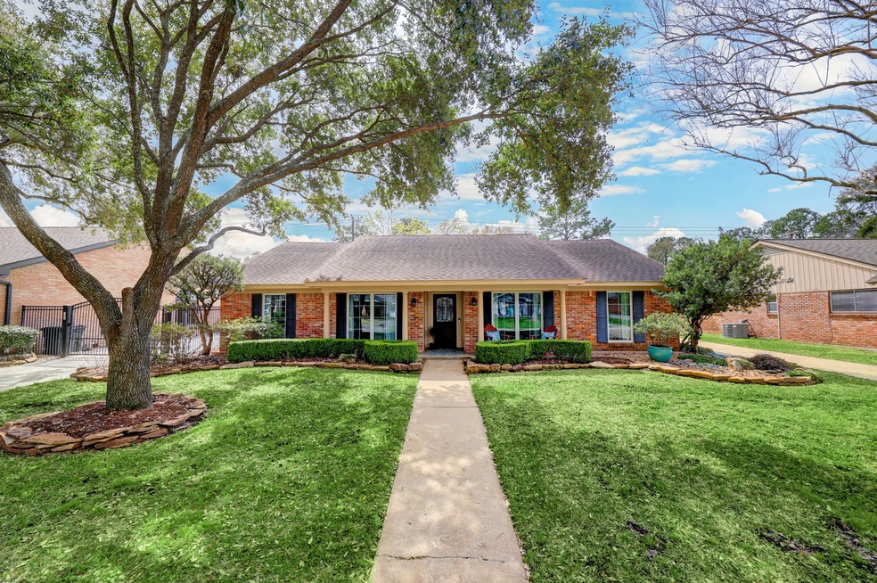 10011 Briar Rose Dr, Houston, TX 77042 - photo 1