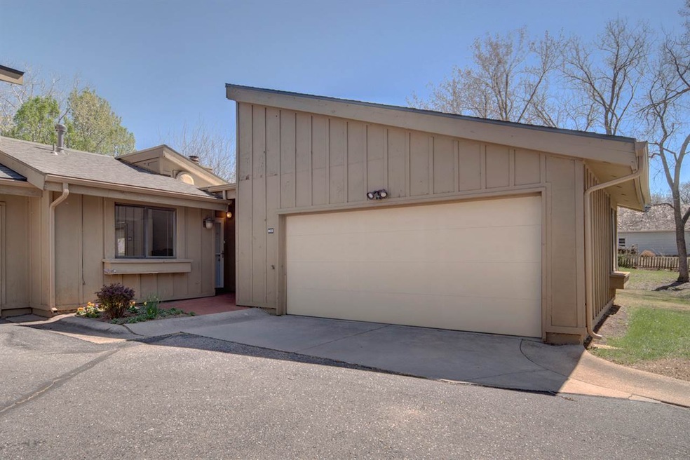 Well kept condo in Cedar Lakes Village
